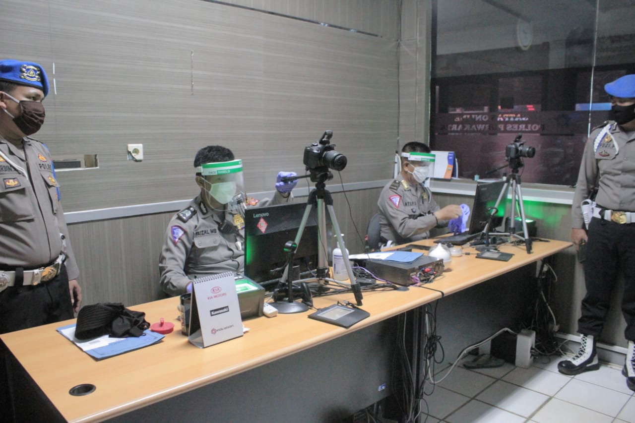 Polres Purwakarta Buka Pelayanan Publik Dengan Menerapkan Physical Distancing